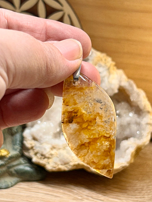 Pendentif de quartz hématoïde jaune