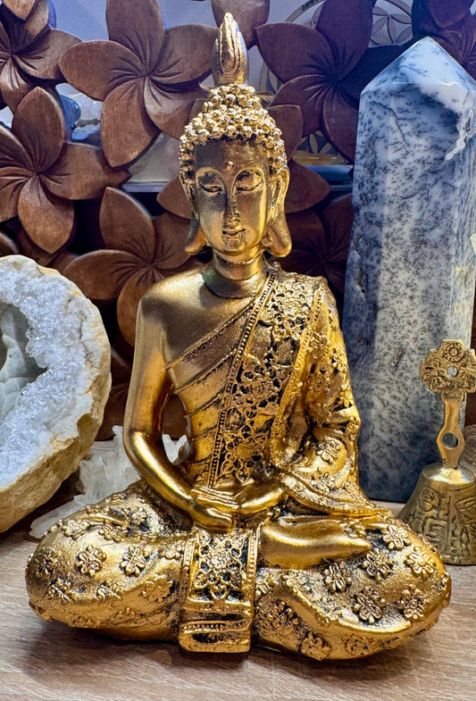 Bouddha doré en prière