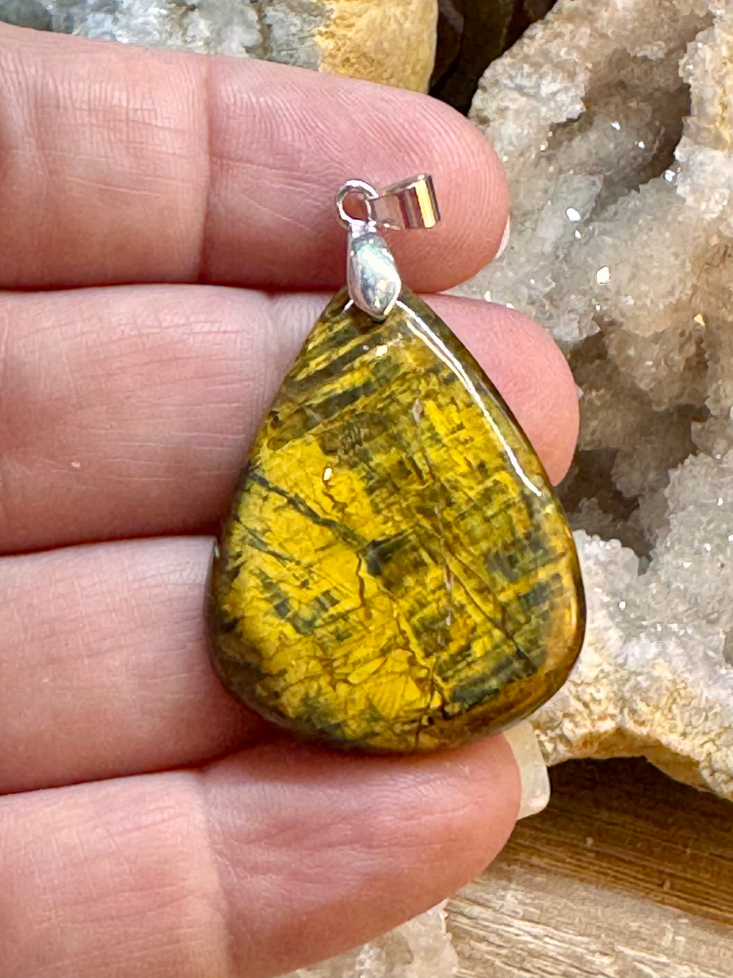 Pendentif de nellite