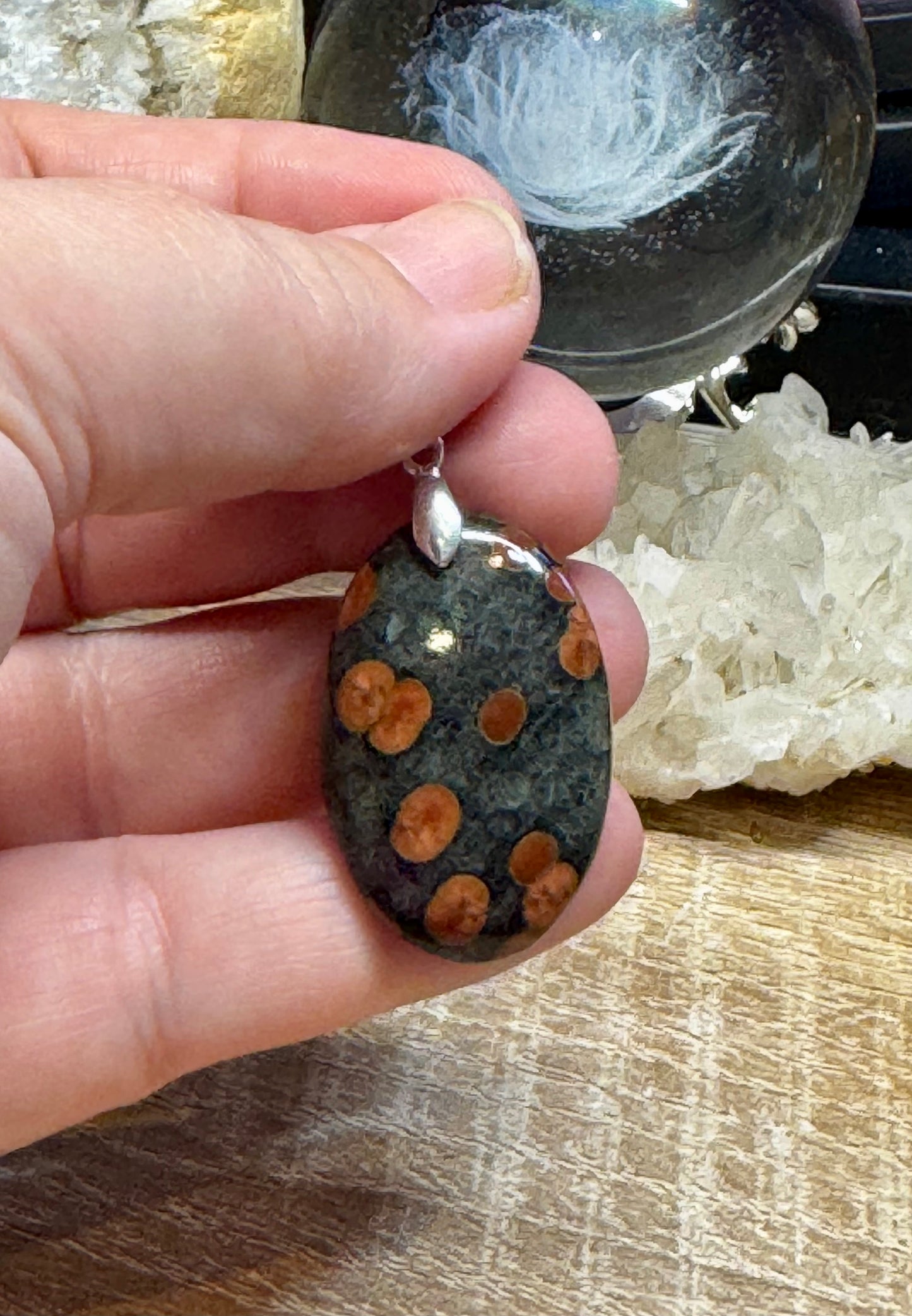 Pendentif d’obsidienne cacahuète