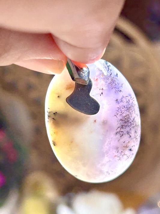 Pendentif d’opale dendritique violette