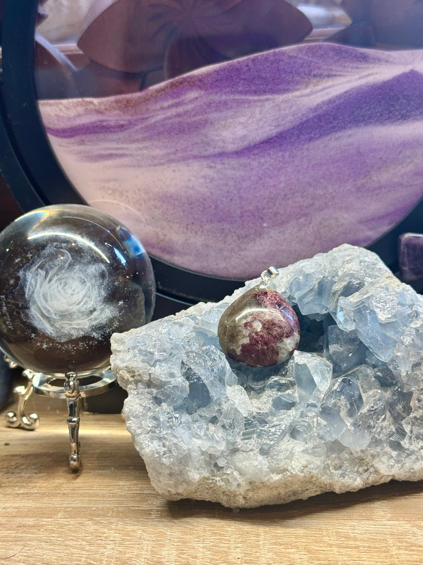 Pendentif d'eudialyte