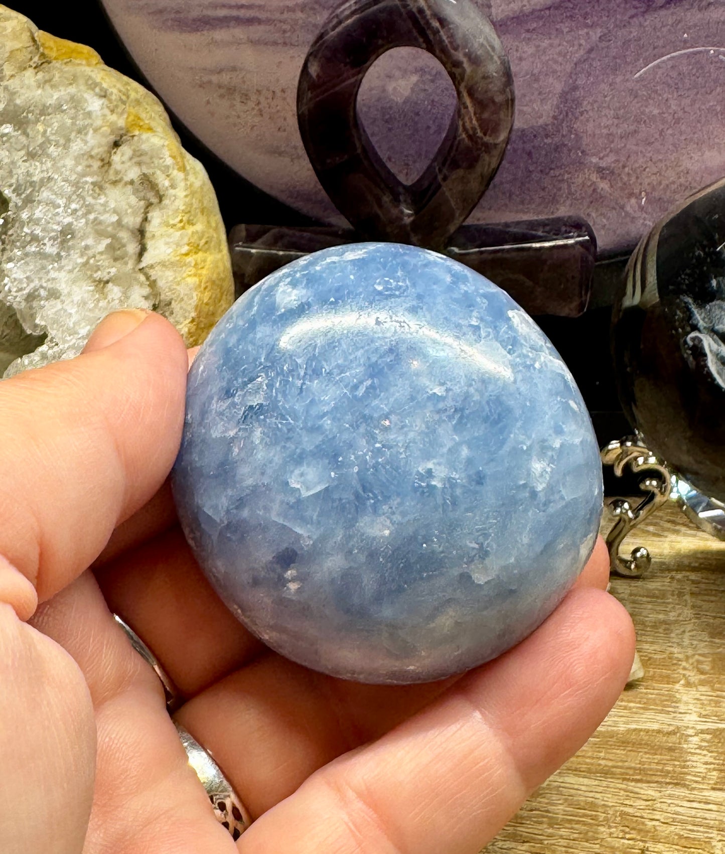 Gros galets de calcite bleue