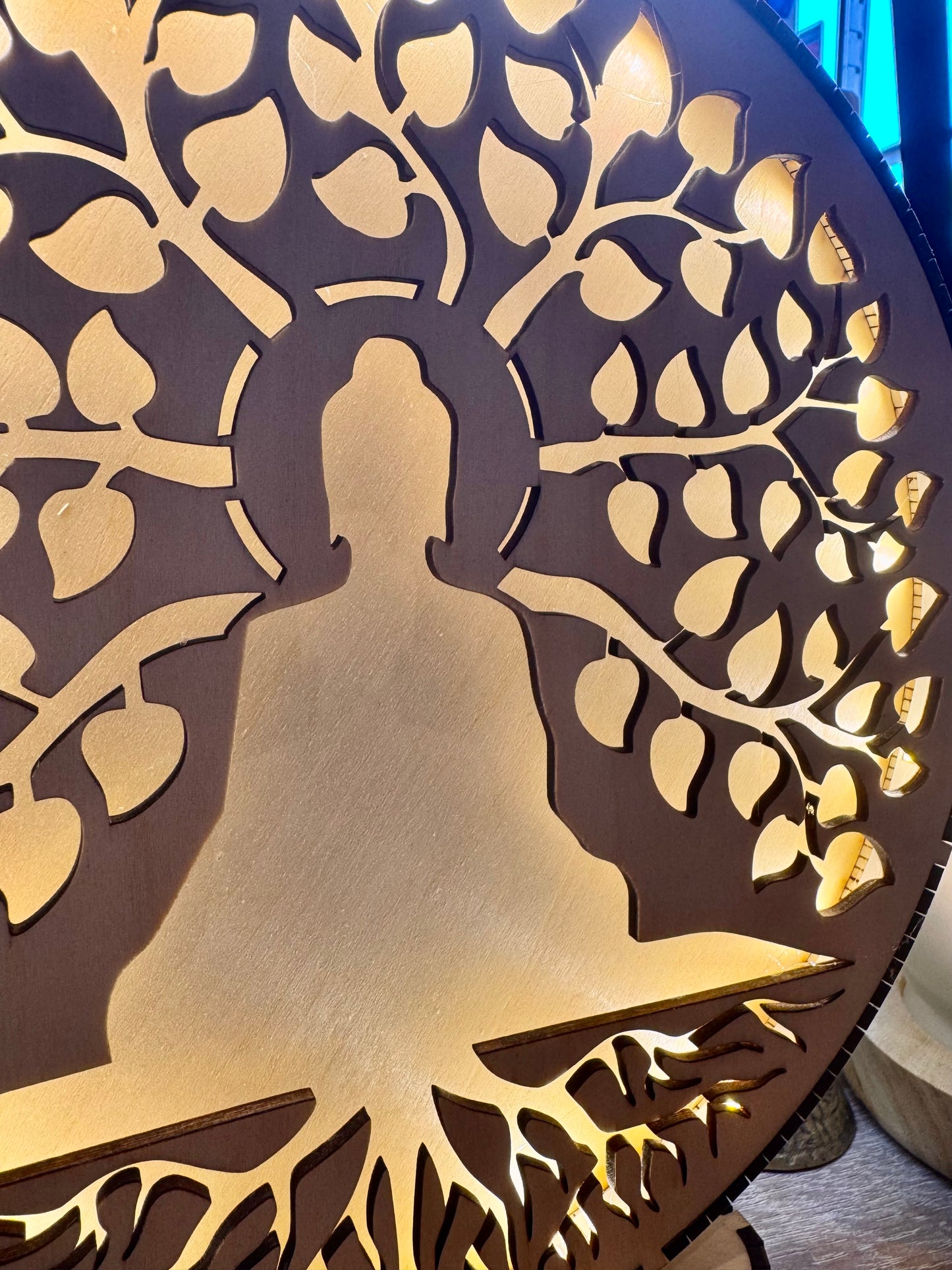 Silhouette de bouddha au pied d’un arbre