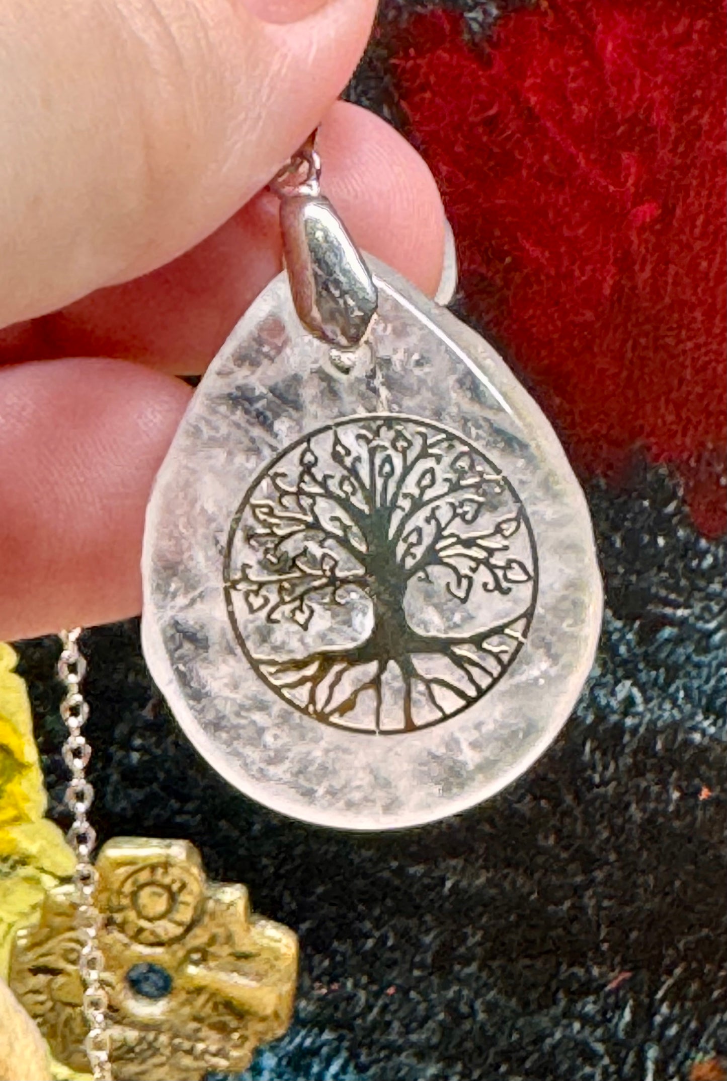 Pendentif goutte de cristal de roche avec arbre de vie plaqué