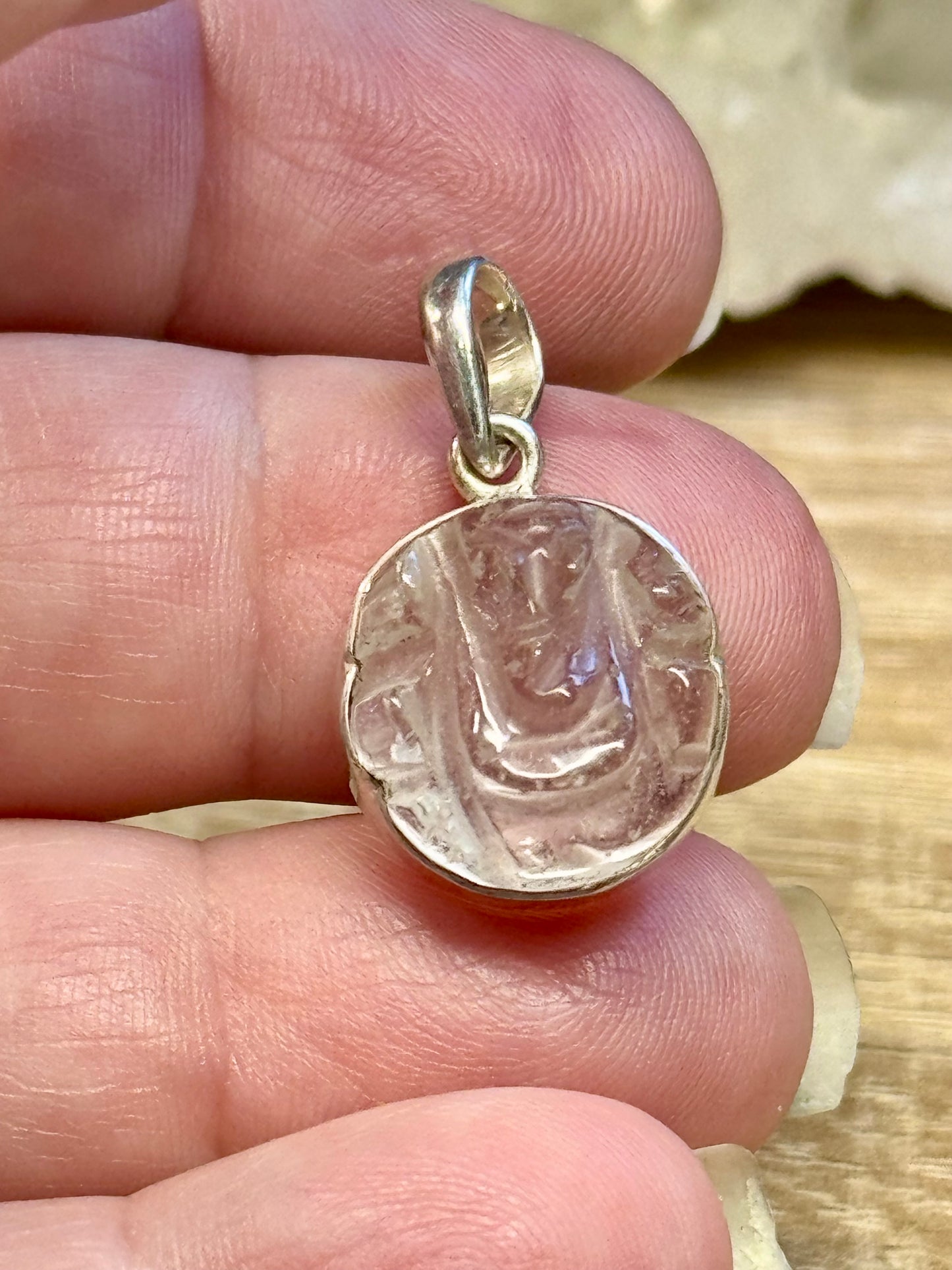 Pendentif artisanal gravé Cristal de Roche