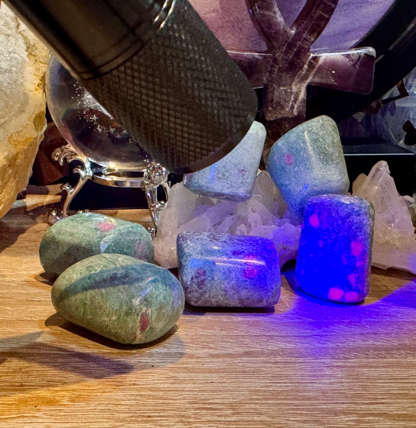 Pierres roulées de Rubis sur Fushite