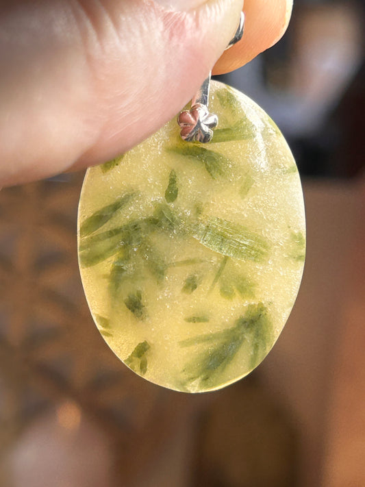 Pendentif de tourmaline verte sur quartz