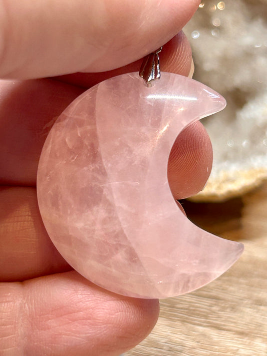 Pendentif de quartz rose croissant de lune
