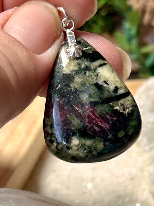 Pendentif d’eudialyte