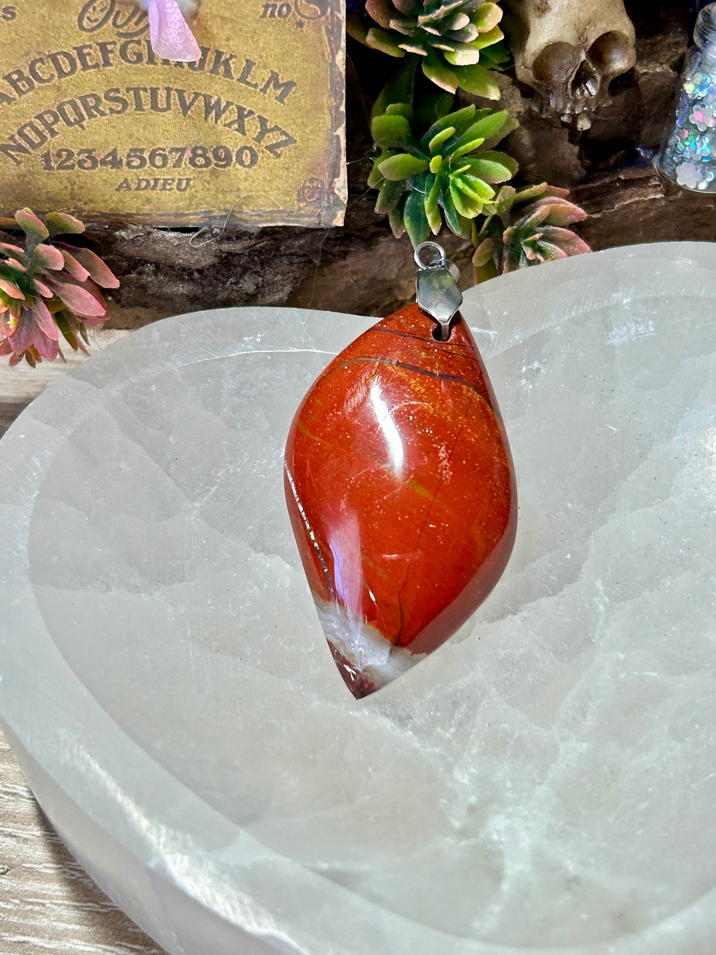 Pendentif en jaspe rouge