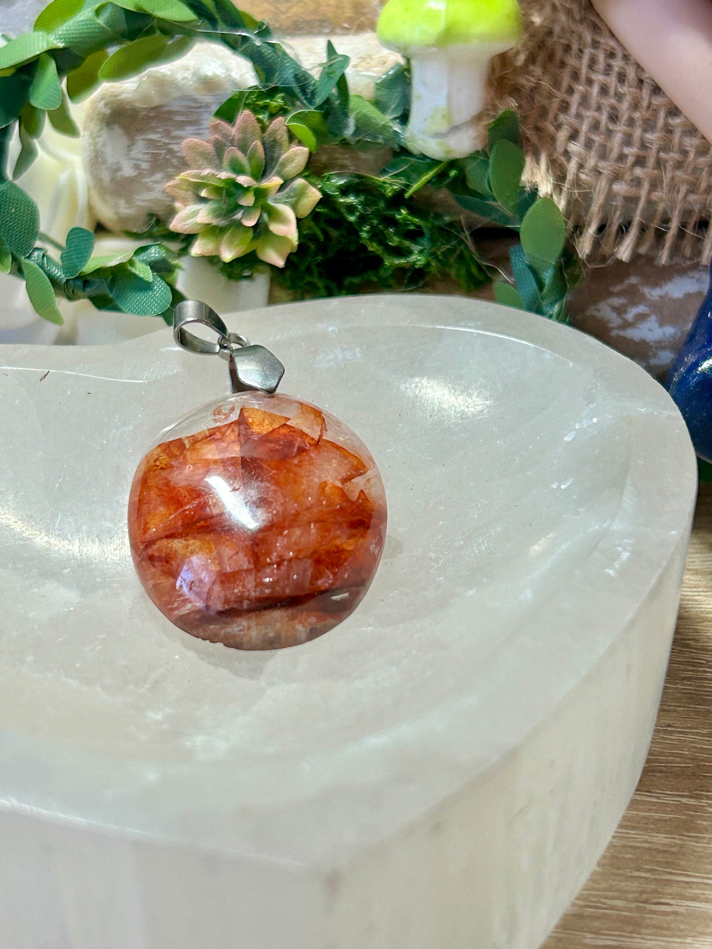 Pendentif de quartz hématoïde rouge - bélière en métal argenté