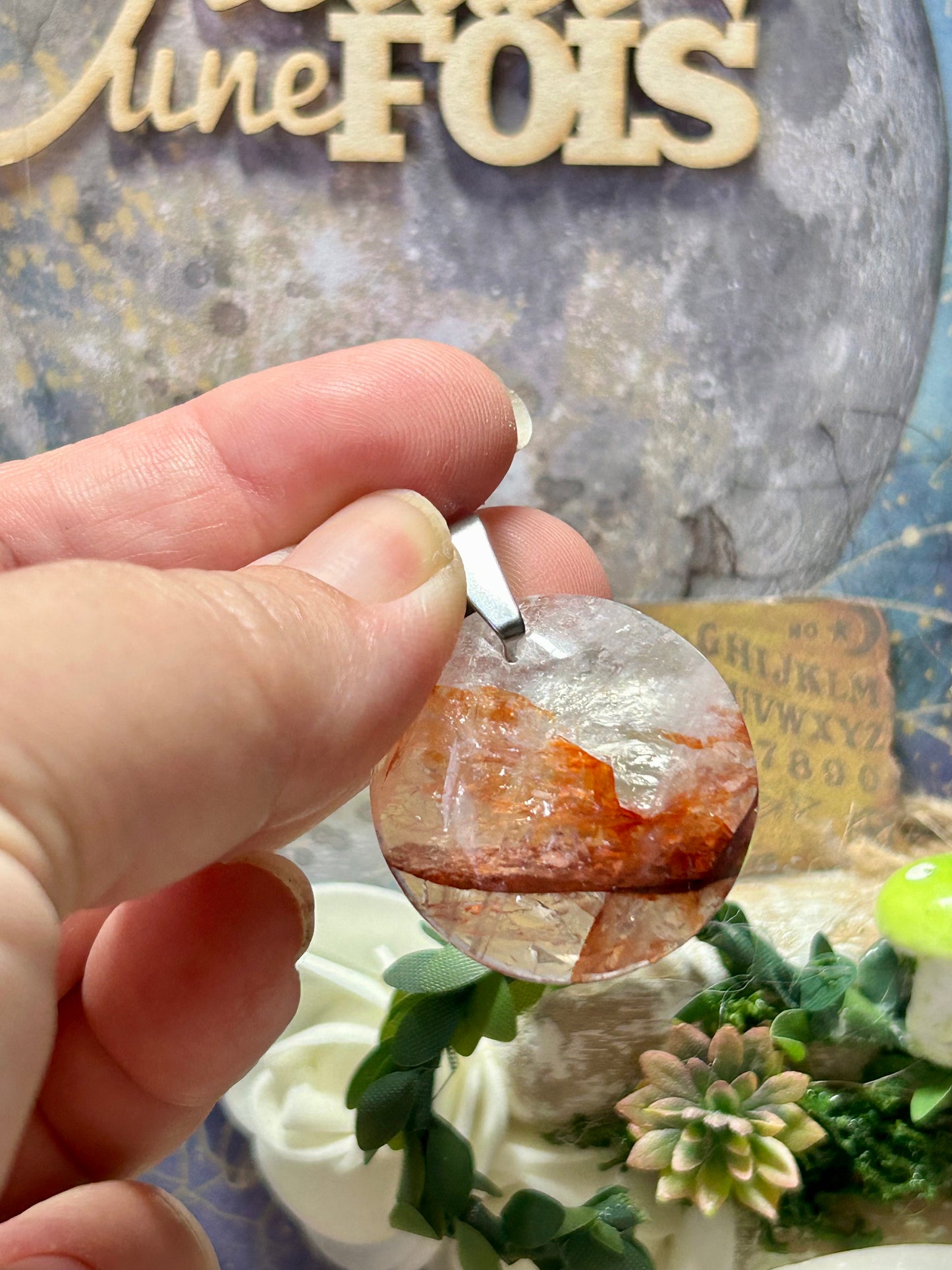 Pendentif de quartz hémaoïde rouge - bélière en métal argenté