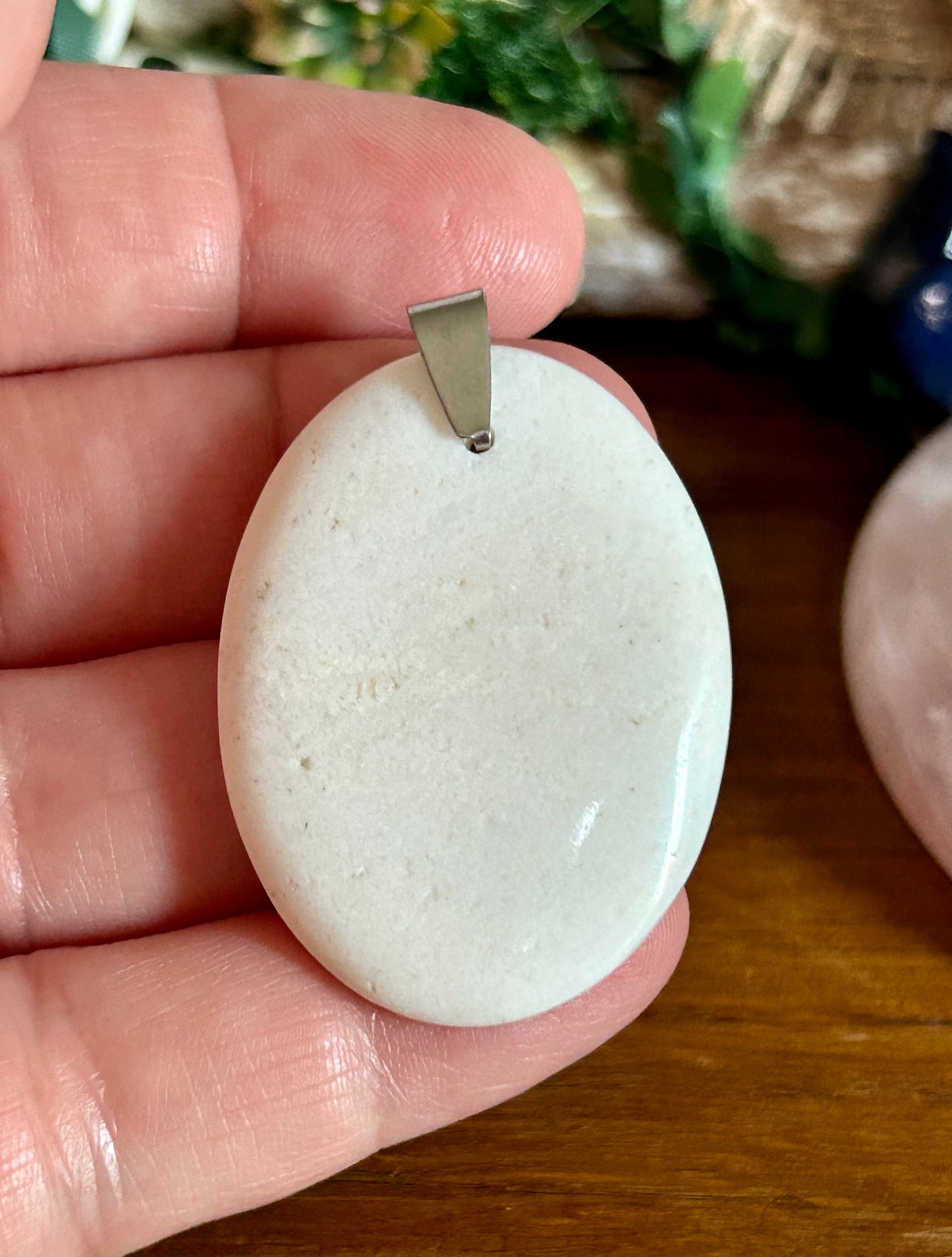 Pendentif d’opale blanche