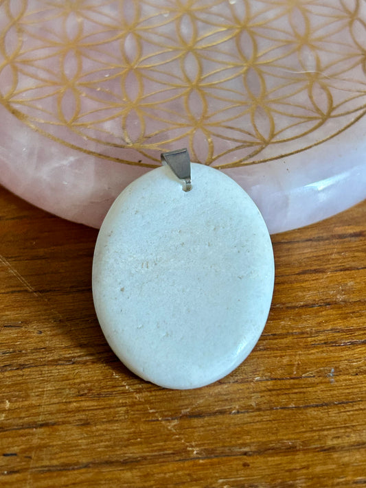 Pendentif d’opale blanche