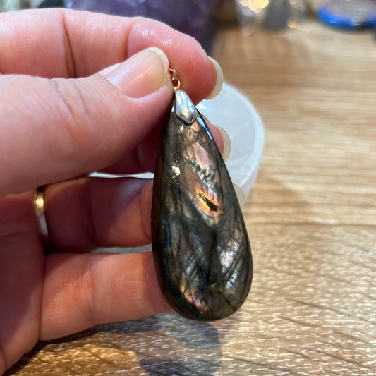 Pendentif en labradorite - bélière en argent 925