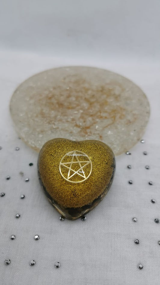 Orgonite en coeur avec pentacle - oeil de tigre