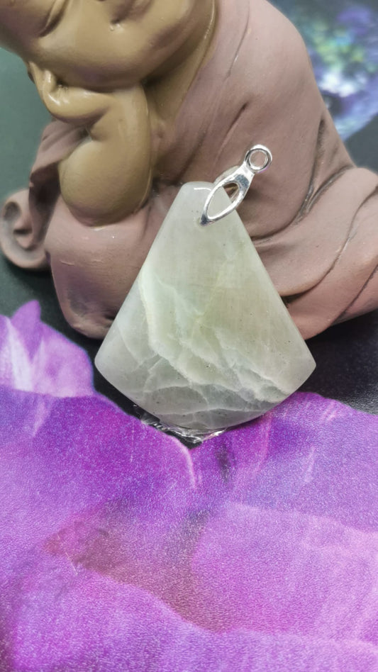 Pendentif de pierre de lune verte ou garniérite - bélière en argent 925