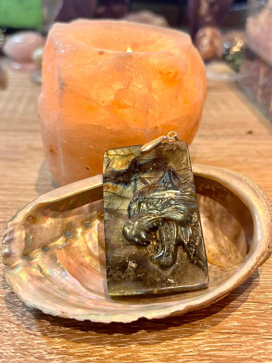 Pendentif en labradorite avec tête de loup gravée