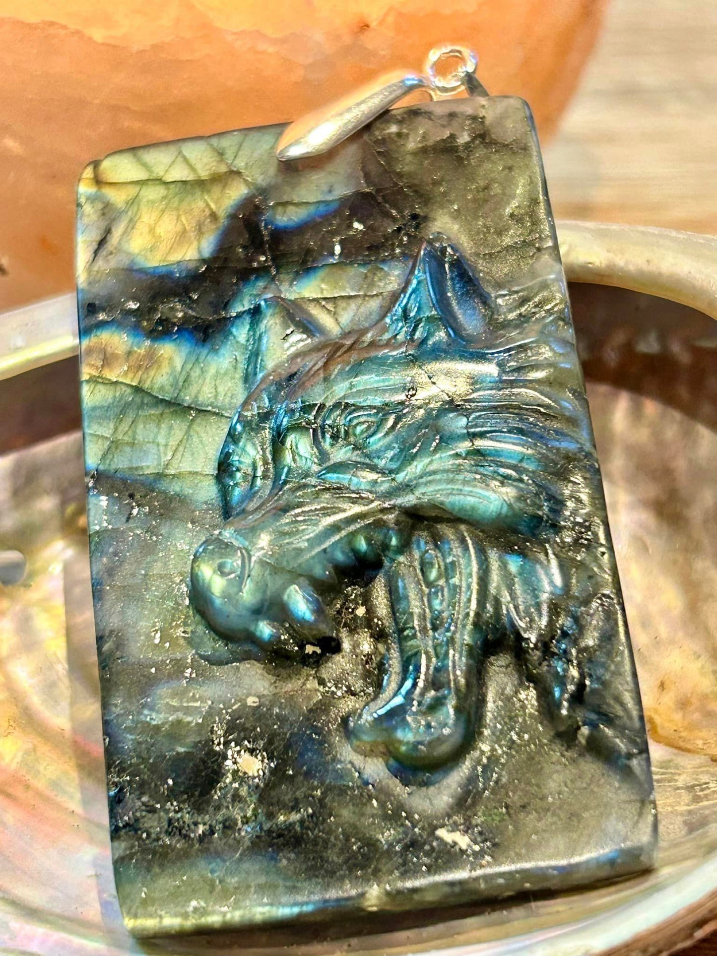 Pendentif en labradorite avec tête de loup gravée